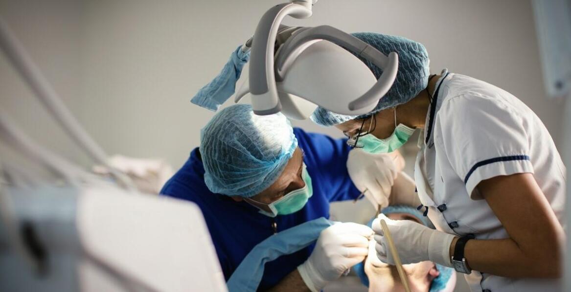 Czy można łączyć usuwanie zębów z gazem rozweselającym i innymi metodami sedacji?