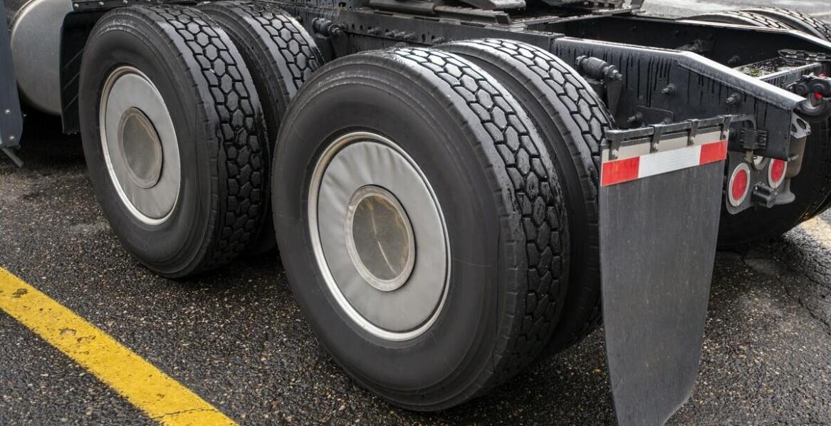 Zastosowanie podtrzymujących rolek w naczepach – kluczowe korzyści