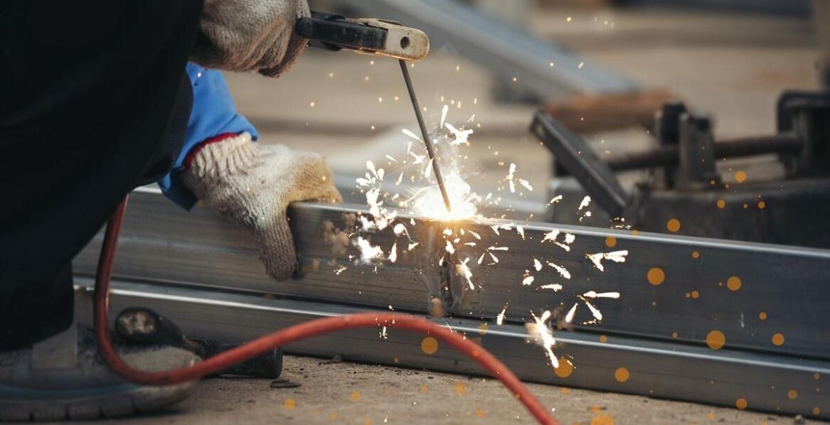 Jak spawanie samoosłonowym drutem przyczynia się do redukcji kosztów produkcji?