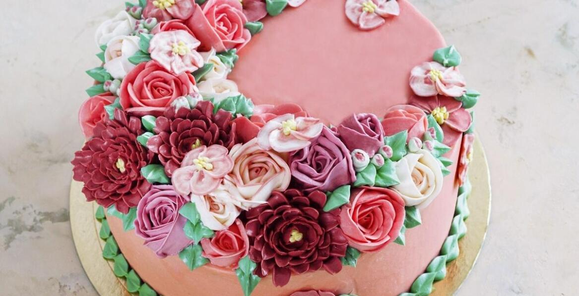 Poradnik: jak dbać o estetykę tortu z komunijnym opłatkiem?