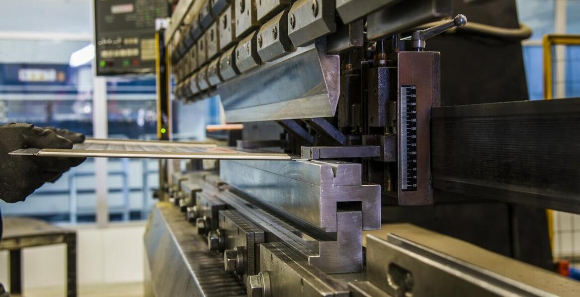 Wybór odpowiedniej używanej walcarki do blachy dla Twojej firmy.