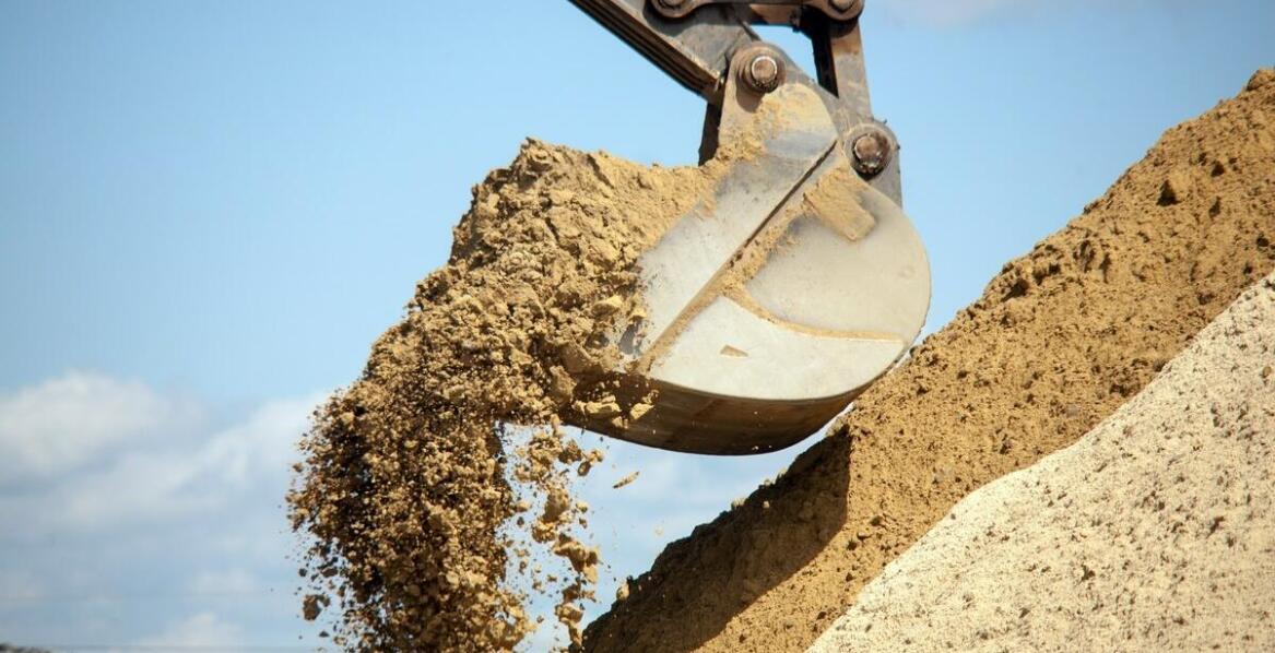 Jak wynajem przesiewacza do ziemi wpływa na jakość materiałów sortowanych?