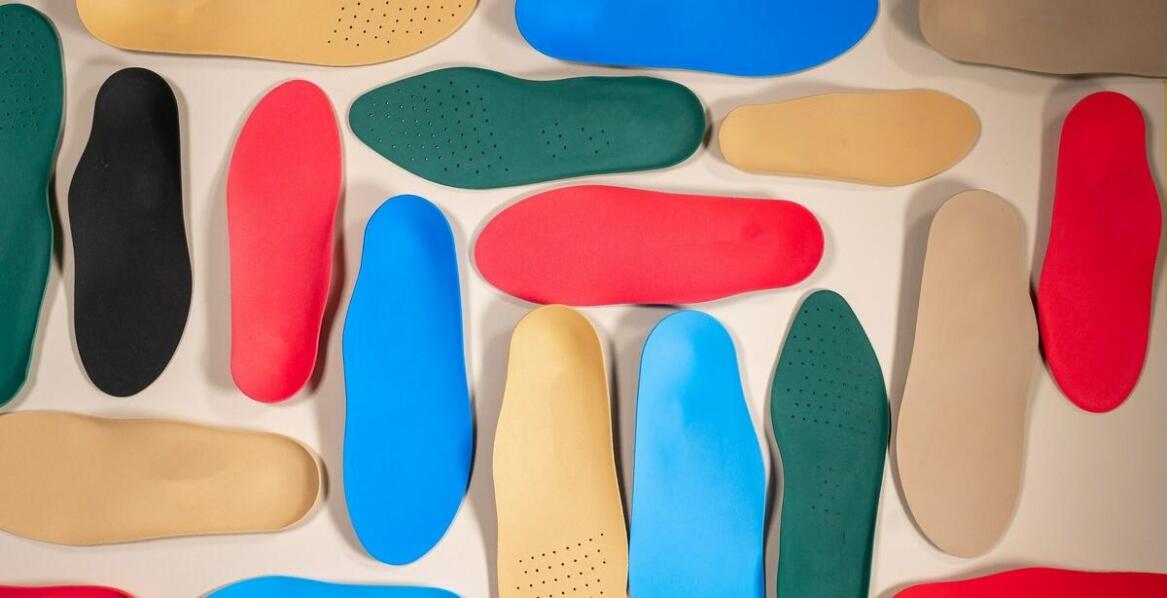 Jakie są zalety stosowania na miarę wkładek ortopedycznych?