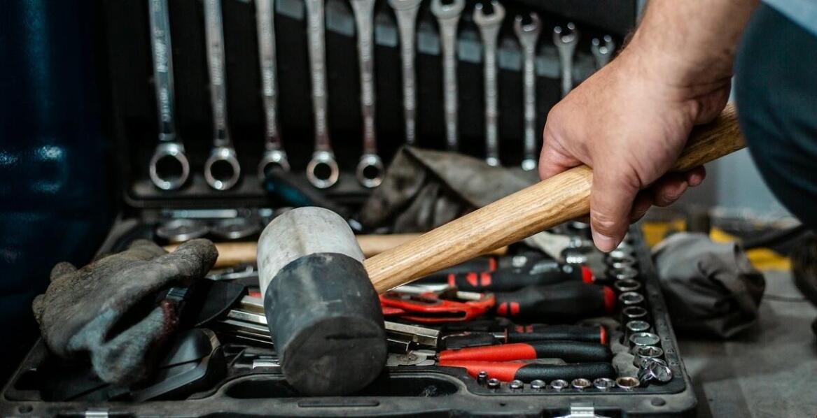 Pusta narzędziowa walizka jako niezbędny element wyposażenia każdego warsztatu