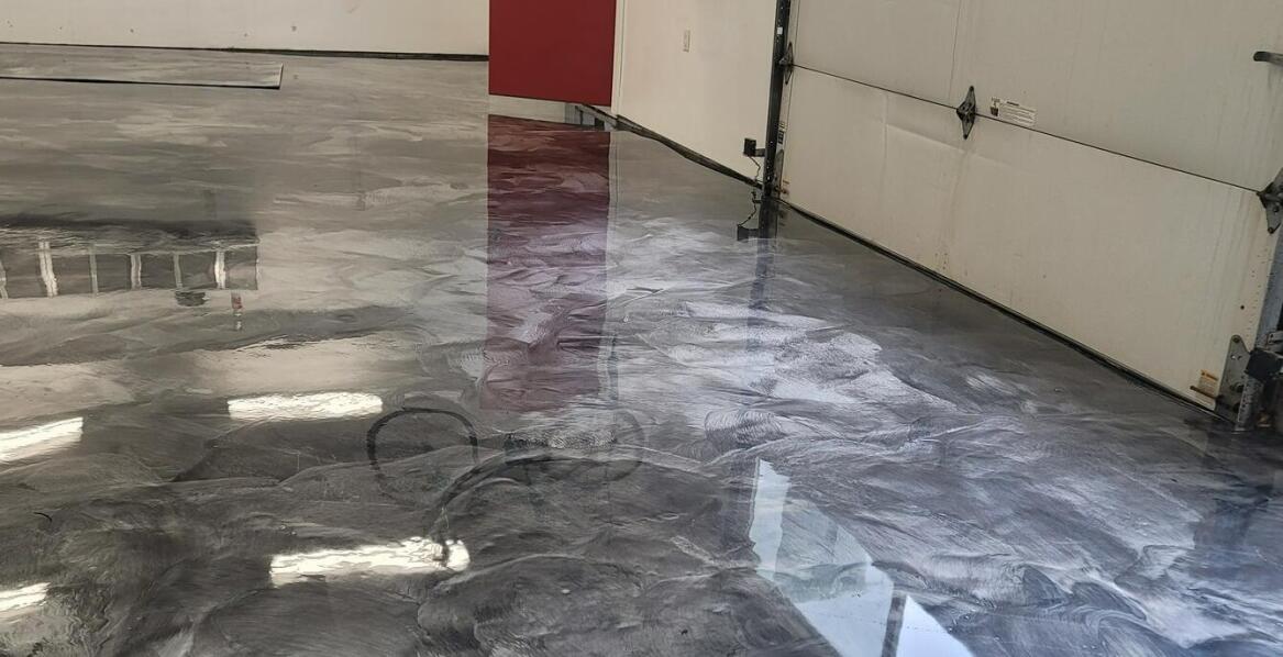 Beton dekoracyjny – jak polerowanie podkreśla jego unikalny charakter?