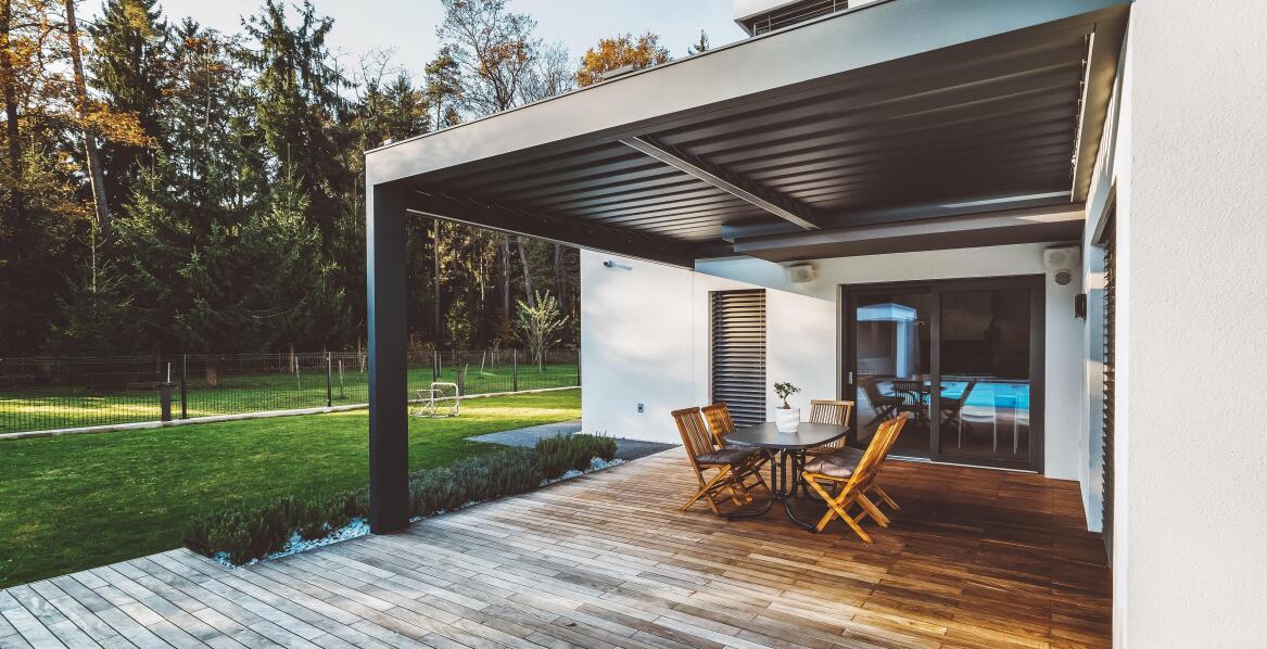 Jakie są zalety wyboru pergoli jako osłonowego systemu dla tarasu?