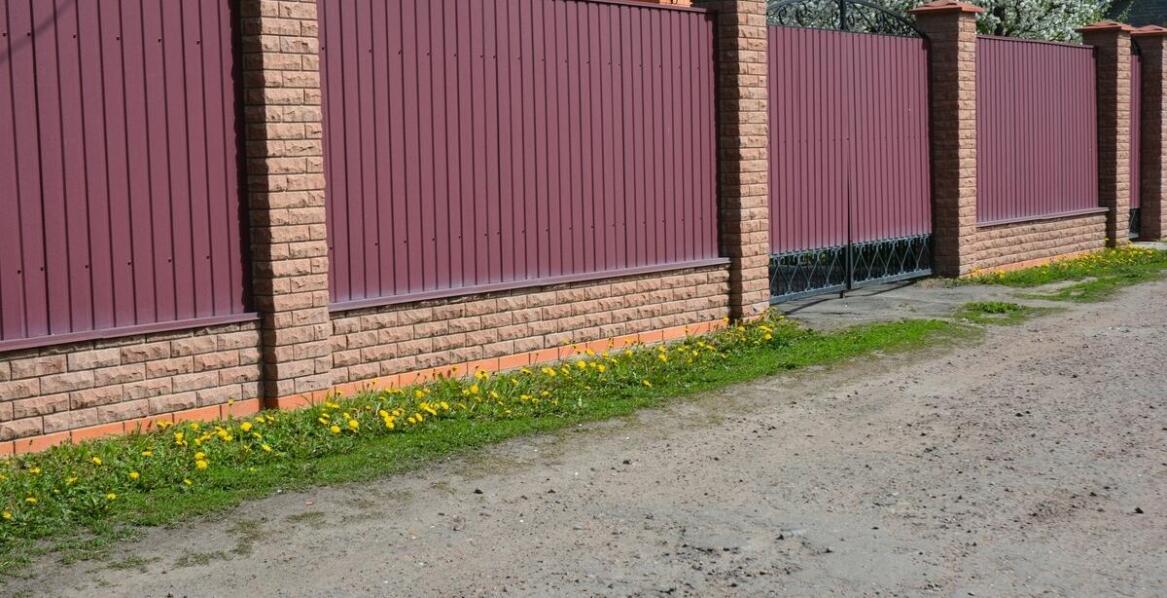 Jakie są najpopularniejsze wzory drewnianych płotów na rynku?