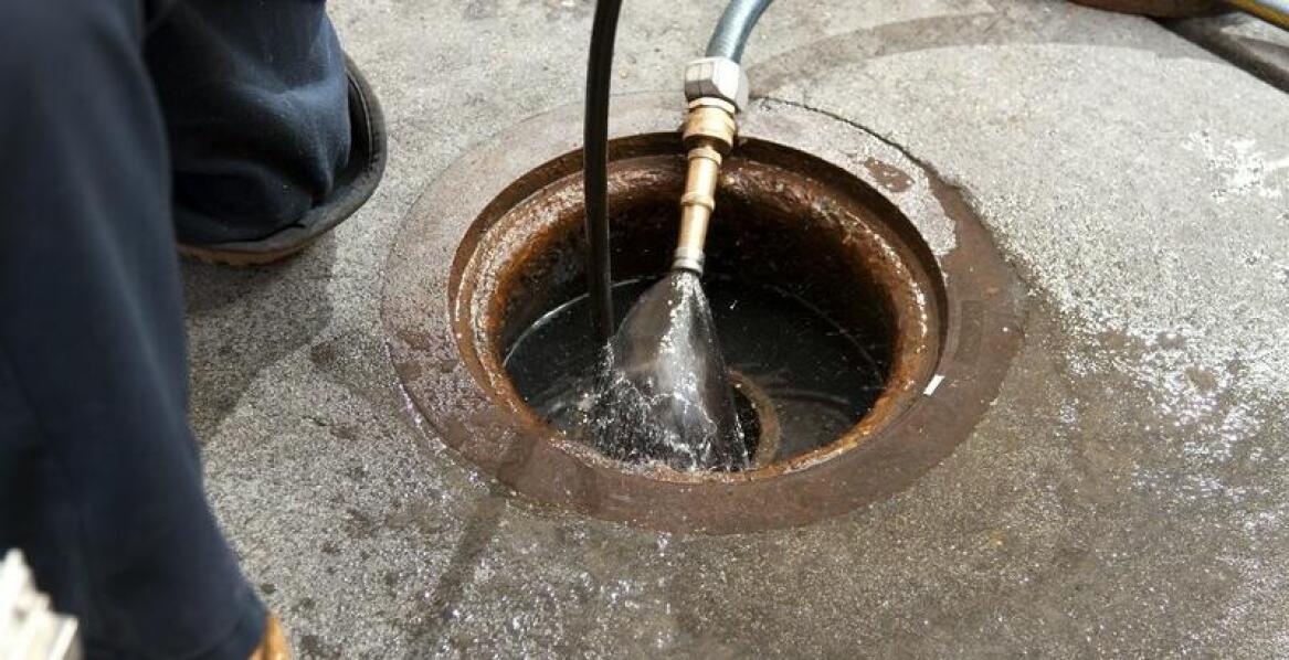 Regularne serwisowanie kanalizacyjnych studni – dlaczego jest tak ważne?