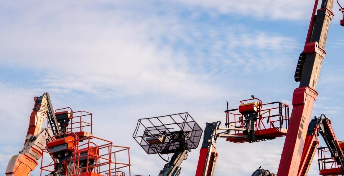 Koszowe podnośniki a optymalizacja procesów budowlanych