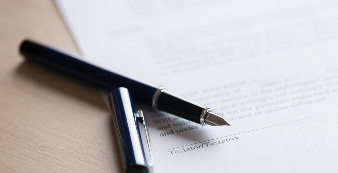 Jakie są kluczowe elementy handlowej umowy i jak może pomóc kancelaria?