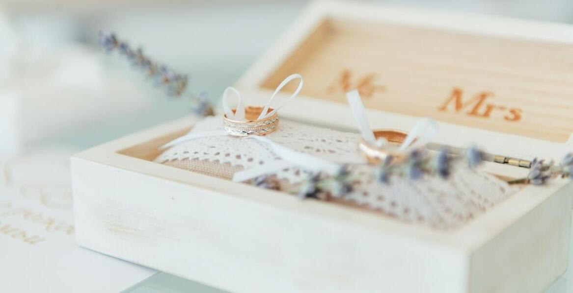 Jakie style weselne najlepiej komponują się z wklęsłymi ślubnymi obrączkami?