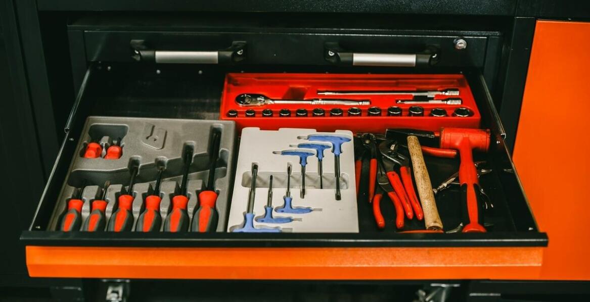 Jakie komponenty należy regularnie wymieniać, aby uniknąć awarii w wózku?