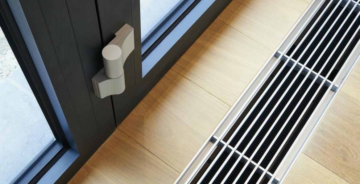 Jak regulacja zawiasów wpływa na funkcjonalność bezprzylgowych drzwi?