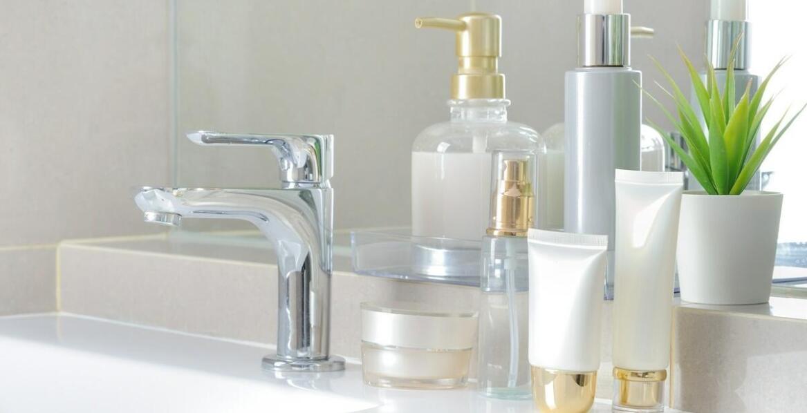 Nowoczesne techniki dekoracji kosmetycznych opakowań: od sitodruku po metalizację