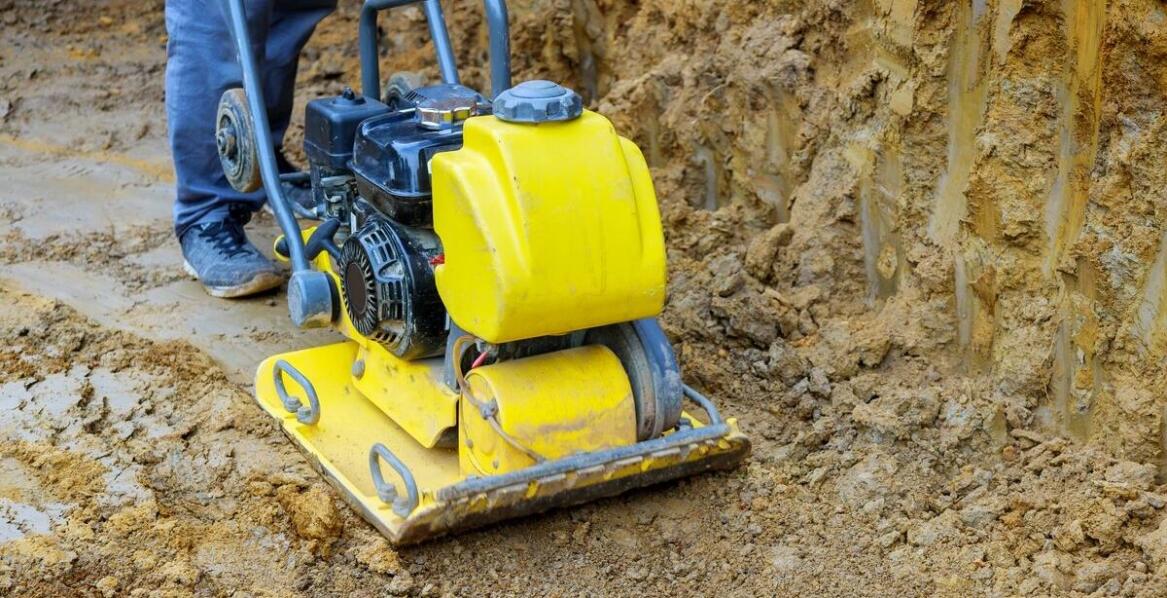 Zastosowanie zagęszczarki do gruntu na różnych typach nawierzchni
