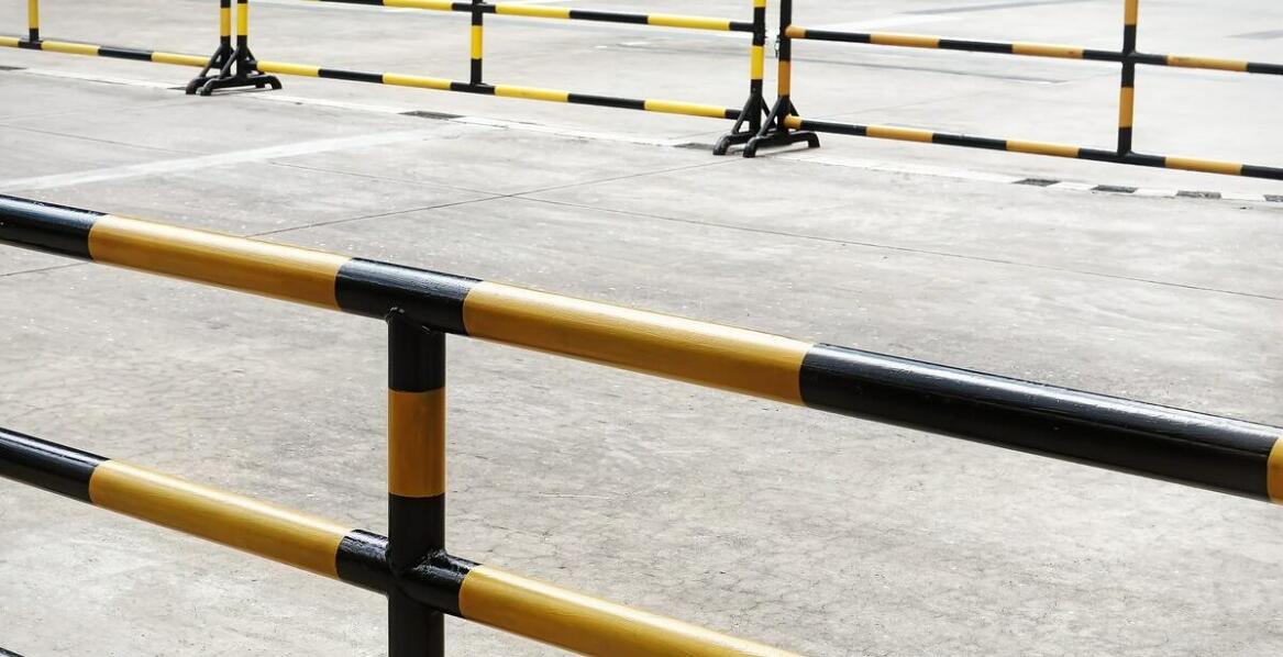 Jak właściwie dobrać drogowe barierki do specyfiki danego obszaru?