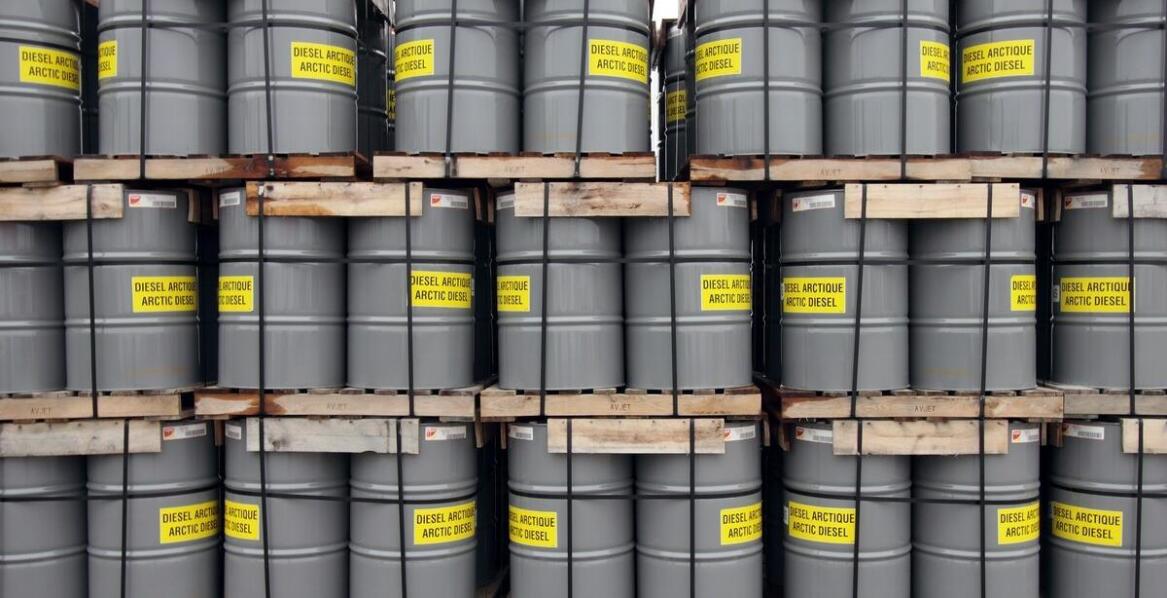 Stalowe wanny wychwytowe w transporcie niebezpiecznych materiałów – zastosowanie i zalety