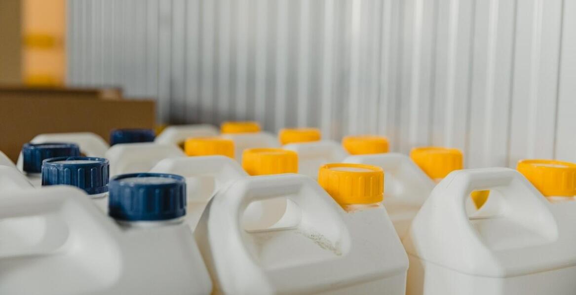 Jak elastyczne wychwytowe wanny wspierają zarządzanie odpadami chemicznymi?