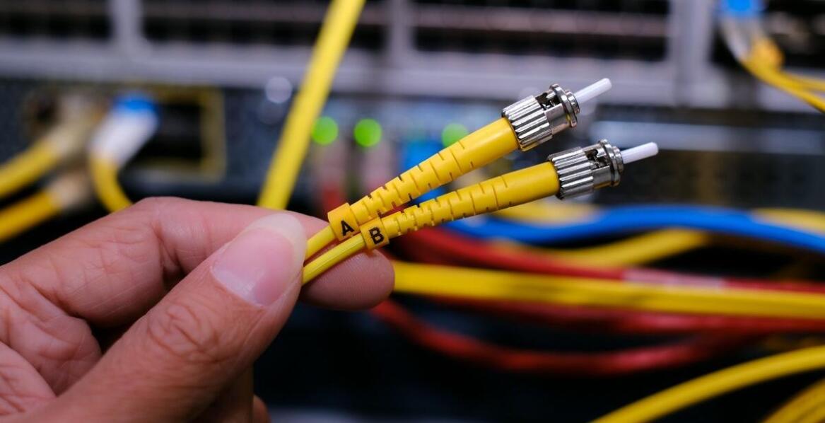 Jakie są najważniejsze etapy montażu komputerowych sieci?