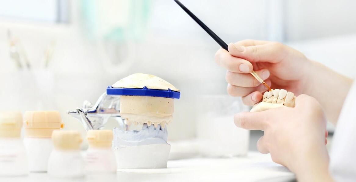 Jak wygląda proces naprawy zębowych protez?