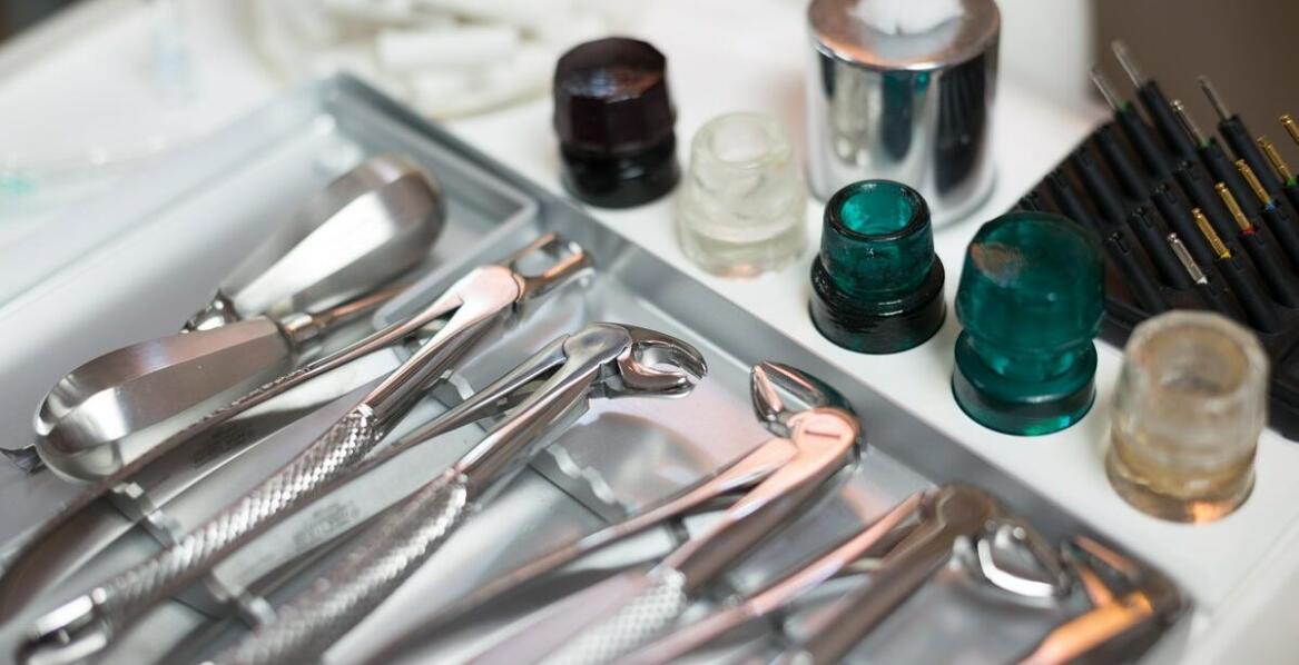 Jakie materiały są używane w procesie naprawy zębowych protez?