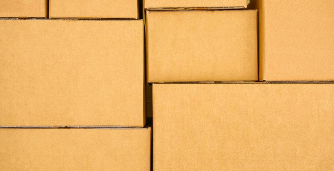 Różnorodność rozmiarów i kształtów klapowych kartonów – co oferuje rynek?