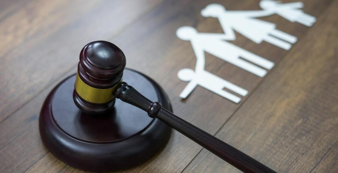 Jakie są etapy postępowania w sprawie przyznania opieki nad dzieckiem?