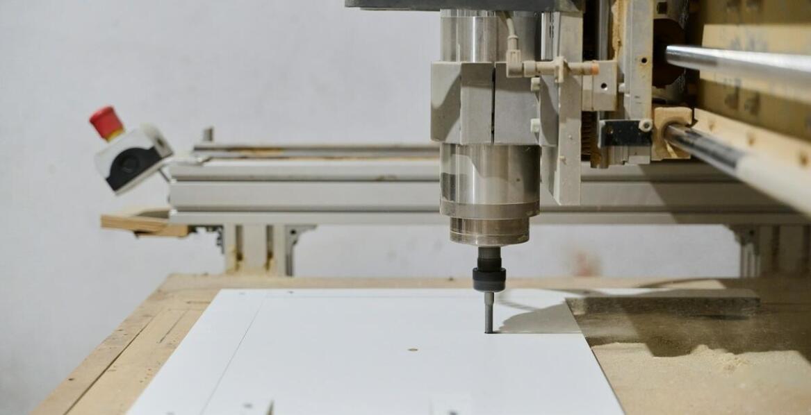 Rola CNC wycinania drewna w produkcji dźwigarów do hal