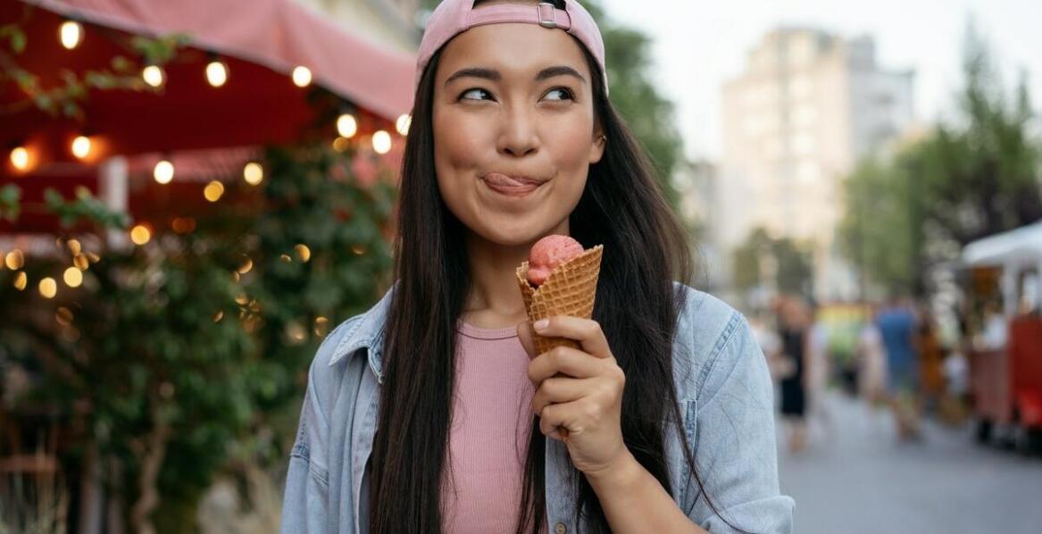 Kolorowe wafle jako element marketingowy w lodziarniach.