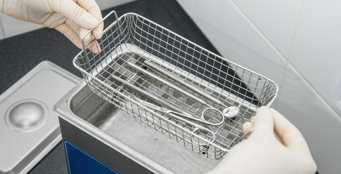 Badanie skuteczności mycia w ultradźwiękowych myjkach: okulary jako przykład