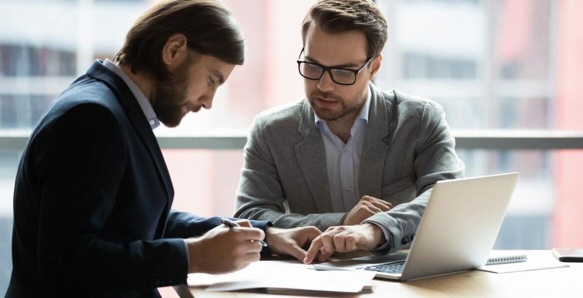 Jak komornik wspiera w egzekucji długów?