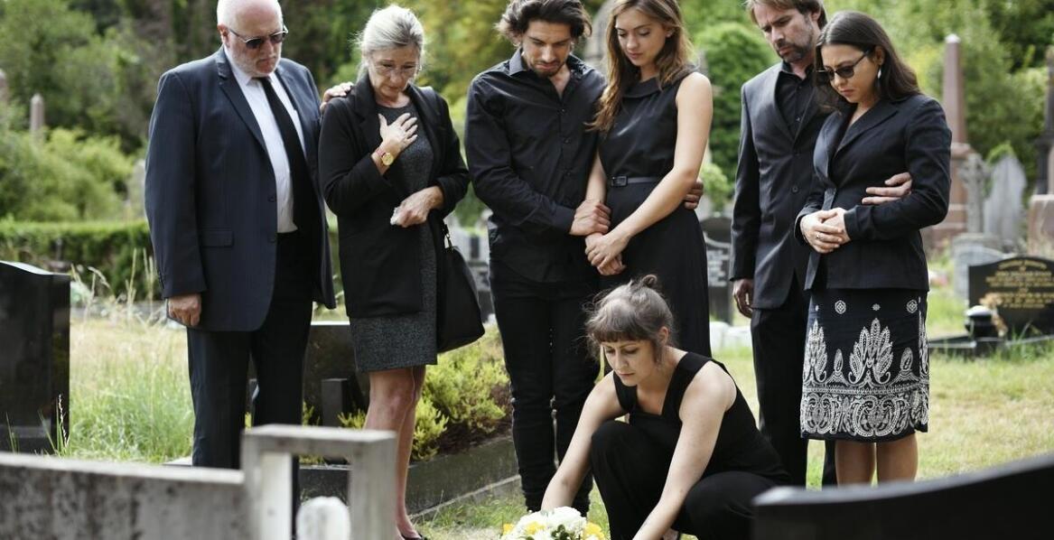 Znaczenie personalizacji pogrzebowej ceremonii dla rodziny zmarłego
