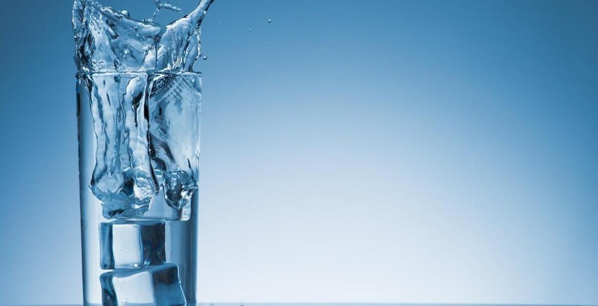 Jak uzdatnianie wody wpływa na smak i zapach wody pitnej?