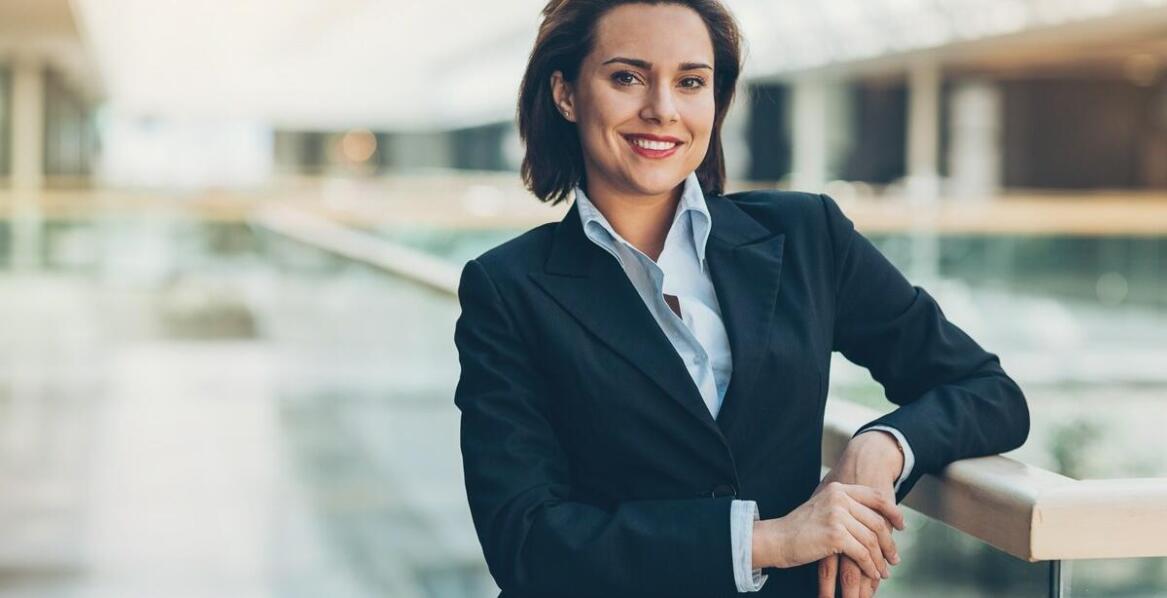 Jak personalizować damskie marynarki, by podkreślić swój indywidualny styl?