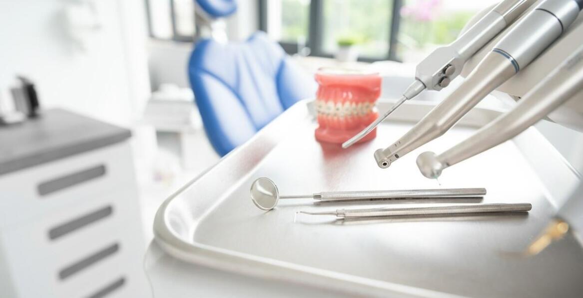 Czy ciąża może wpłynąć na czas noszenia ortodontycznego aparatu?