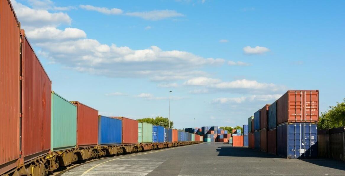 Otwarty kontener jako niezbędny element logistyki w branży budowlanej