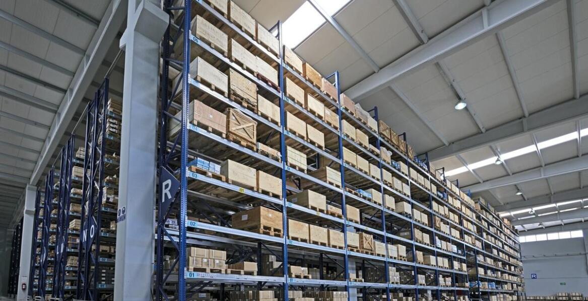 Jak kontenery z dachem przesuwnym hakowe wpływają na efektywność magazynowania?