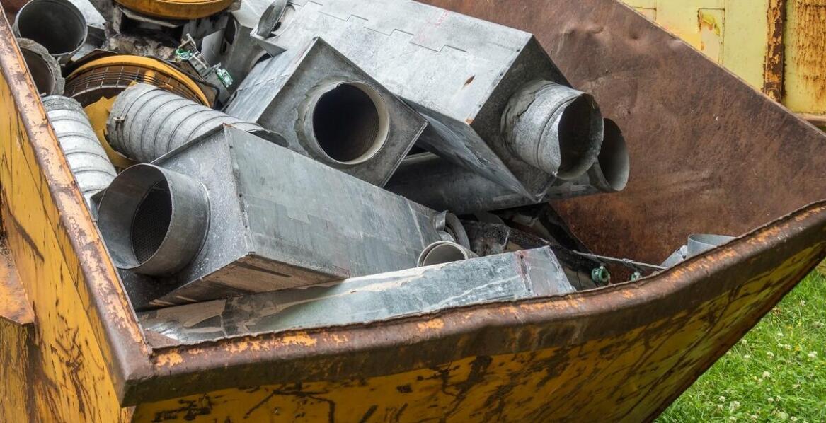 Różne pojemności hakowych kontenerów na śmieci i ich zastosowanie w przemyśle