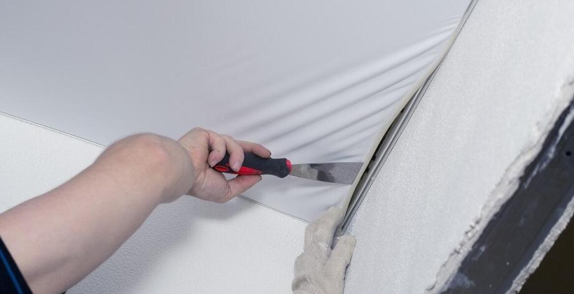 Odporność sufitów napinanych na wilgoć w łazienkach i kuchniach