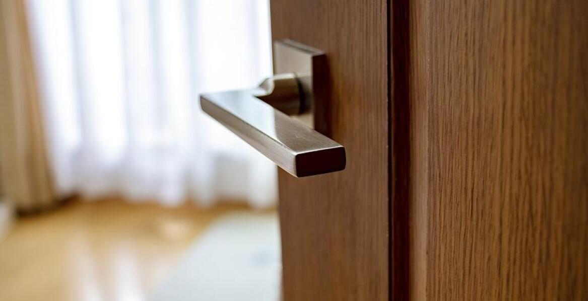 Nowoczesne trendy w designie drzwi: prostokątny pochwyt