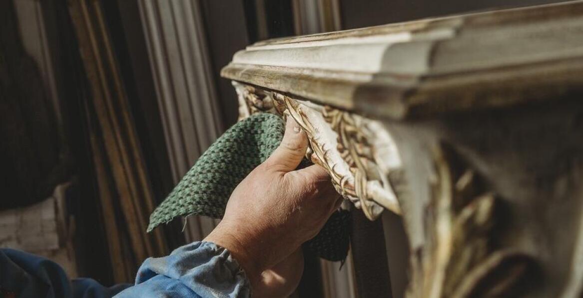 Sztuka renowacji antyków: Jak odzyskiwać dawny blask indyjskich mebli?