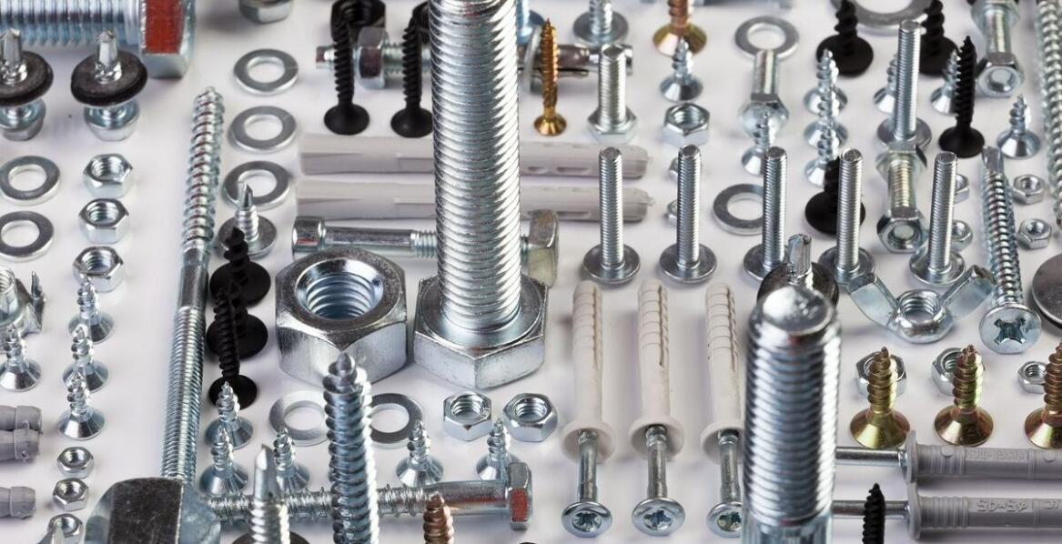 Porównanie różnych typów samogwintujących wkrętów do zastosowań metalowych