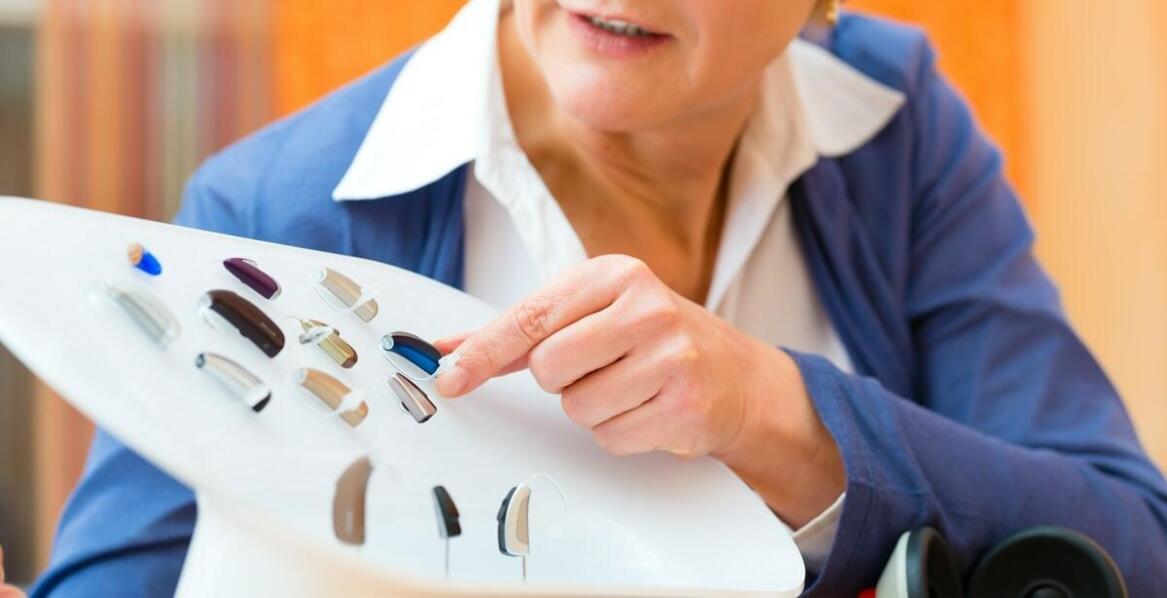 Porównanie zausznych i wewnątrzusznych aparatów słuchowych – na co zwrócić uwagę?