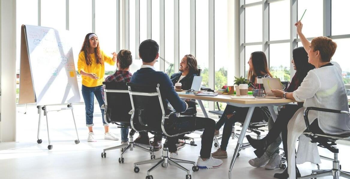 Jakie wyzwania wiążą się z organizacją szkoleń dla nowych pracowników HACCP?