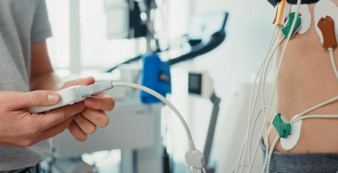 Badanie EEG jako kluczowy element terapii dla osób z zaburzeniami snu.