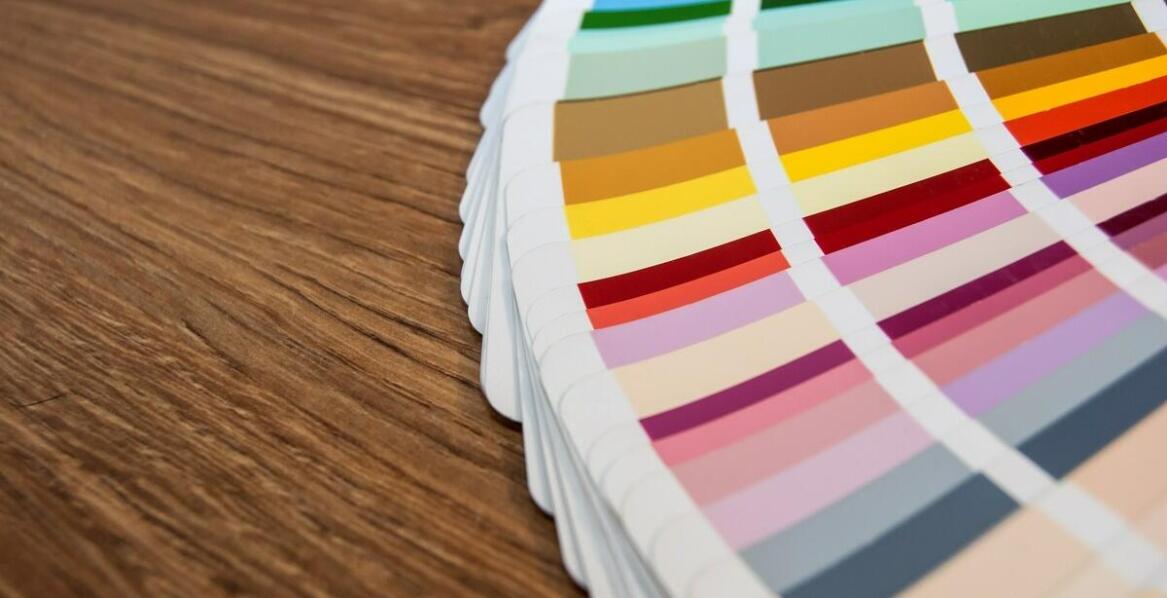 Różnice między cyfrowym drukiem a offsetowym drukiem na firmowym papierze