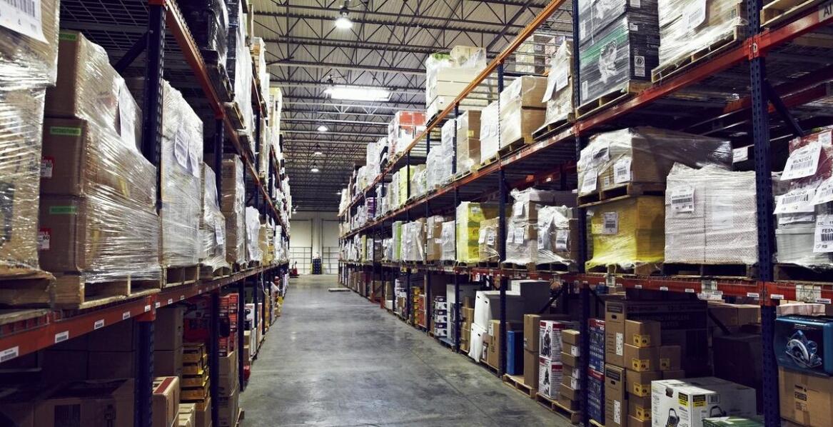 Jakie są zalety korzystania z własnego magazynu do przechowywania opakowań?