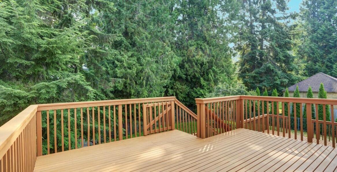 Kiedy warto się zdecydować na gotowy taras drewniany z zadaszeniem?