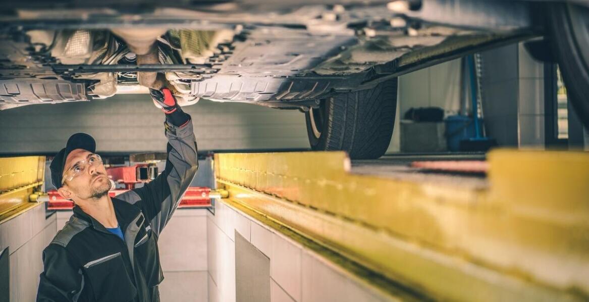 Korzyści z wykorzystania podposadzkowych podnośników w mobilnych serwisach