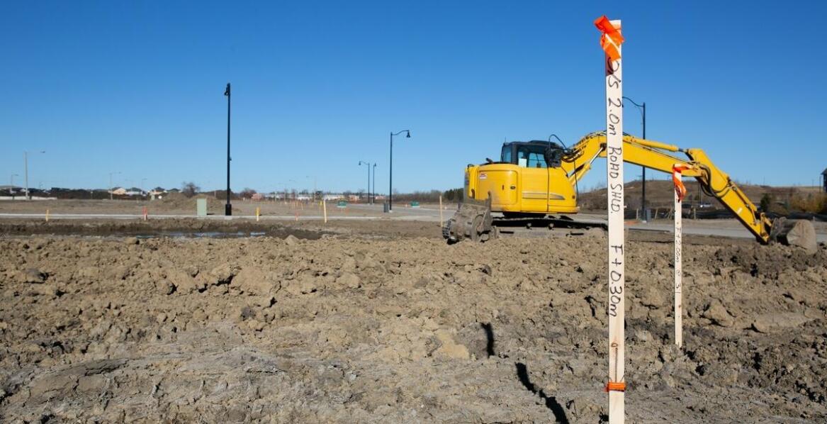 Jakie wyzwania towarzyszą tyczeniu sieci uzbrojenia terenu przez geodetę?